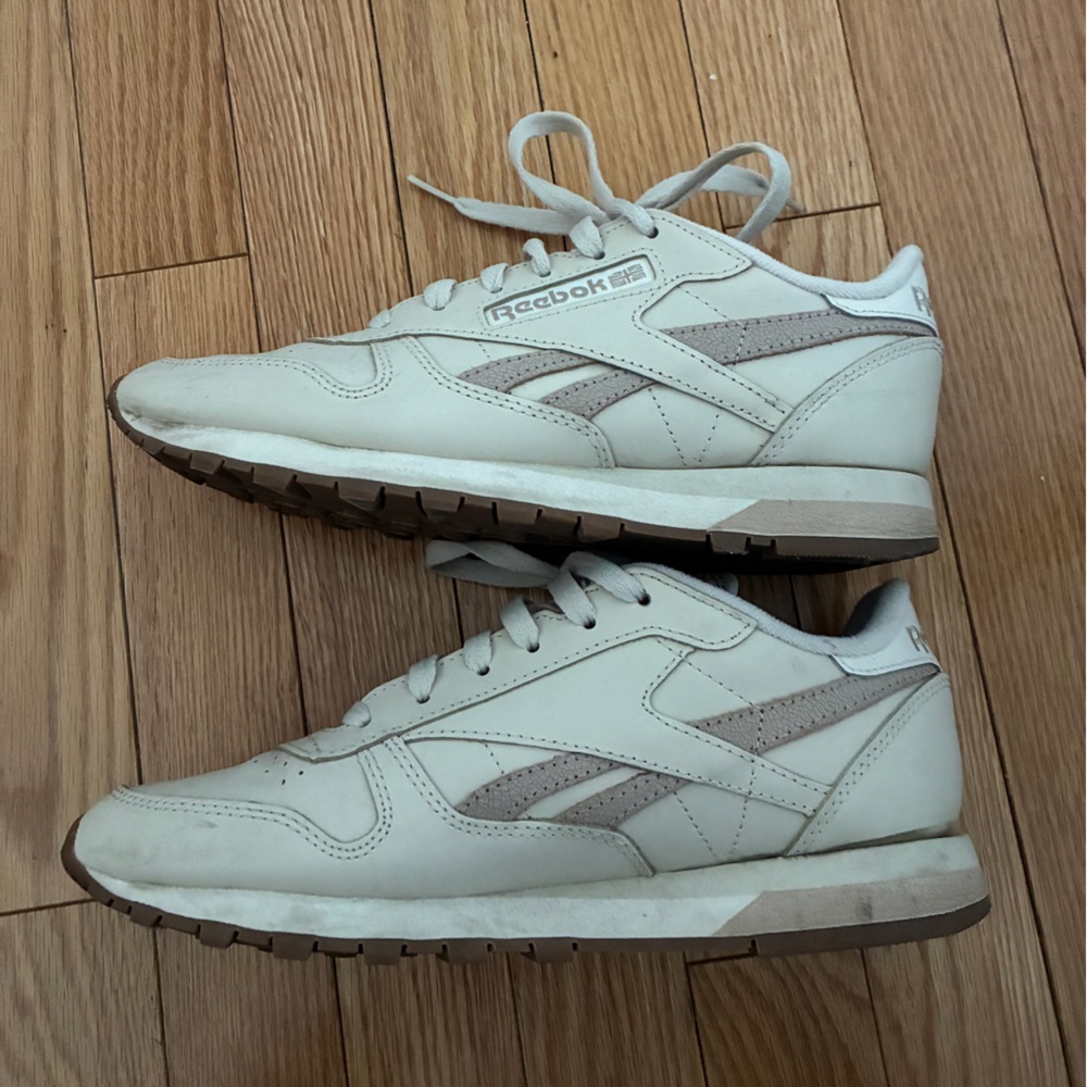 Women’s Size 7 Reebok Classic Leather Sneakers in Alabaster Beige - Picture 6 of 9